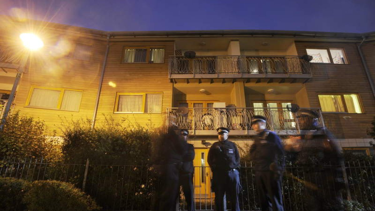Varios agentes de policía, junto a un edificio del barrio londinense de Lambeth.