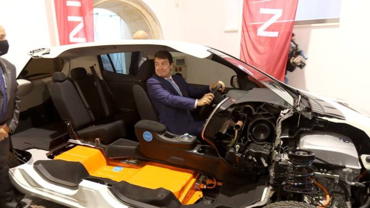 El presidente de la Junta de Castilla y León, Alfonso Fernández Mañueco (c), participa en el acto de presentación del acuerdo de Nissan con el Museo de la Automoción de Salamanca. J. M. GARCÍA