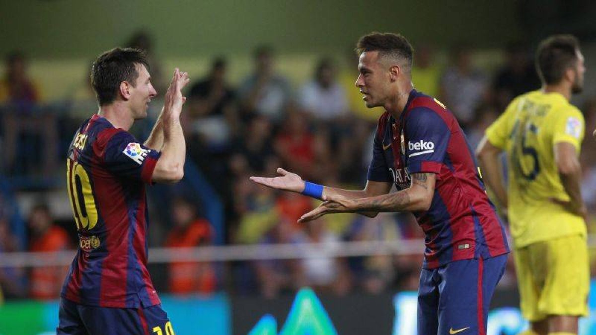 Messi y Neymar se felicitan tras el gol de Sandro que dio el triunfo al Barça.