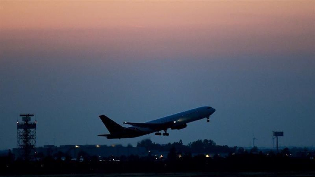 Un avión despegando del aeropuerto.