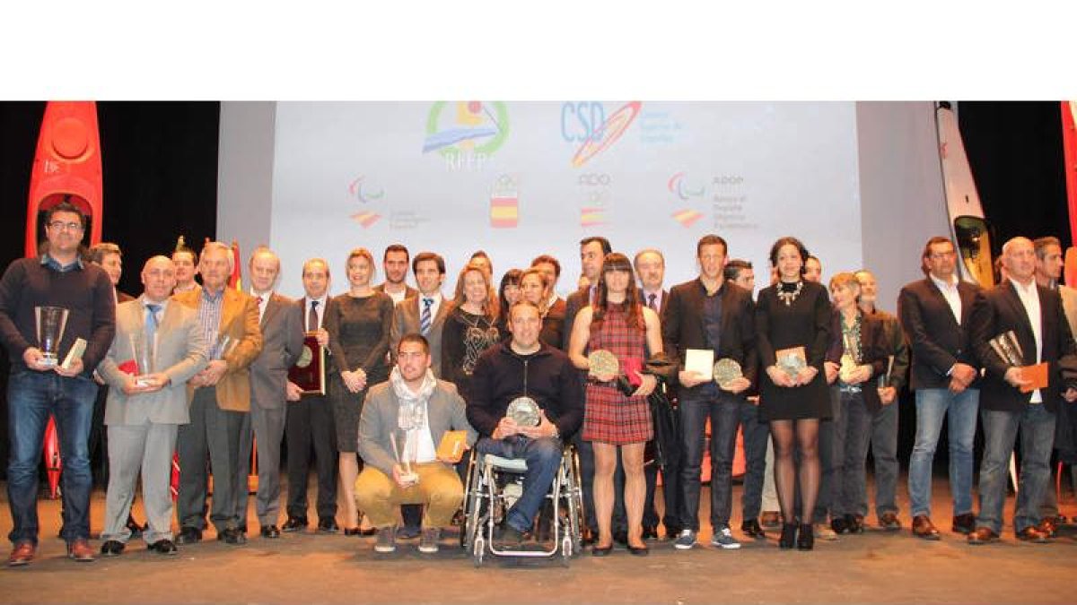 Raquel Carbajo junto a homenajeados, representantes de federaciones y autoridades en la foto de familia de la Gala Nacional.