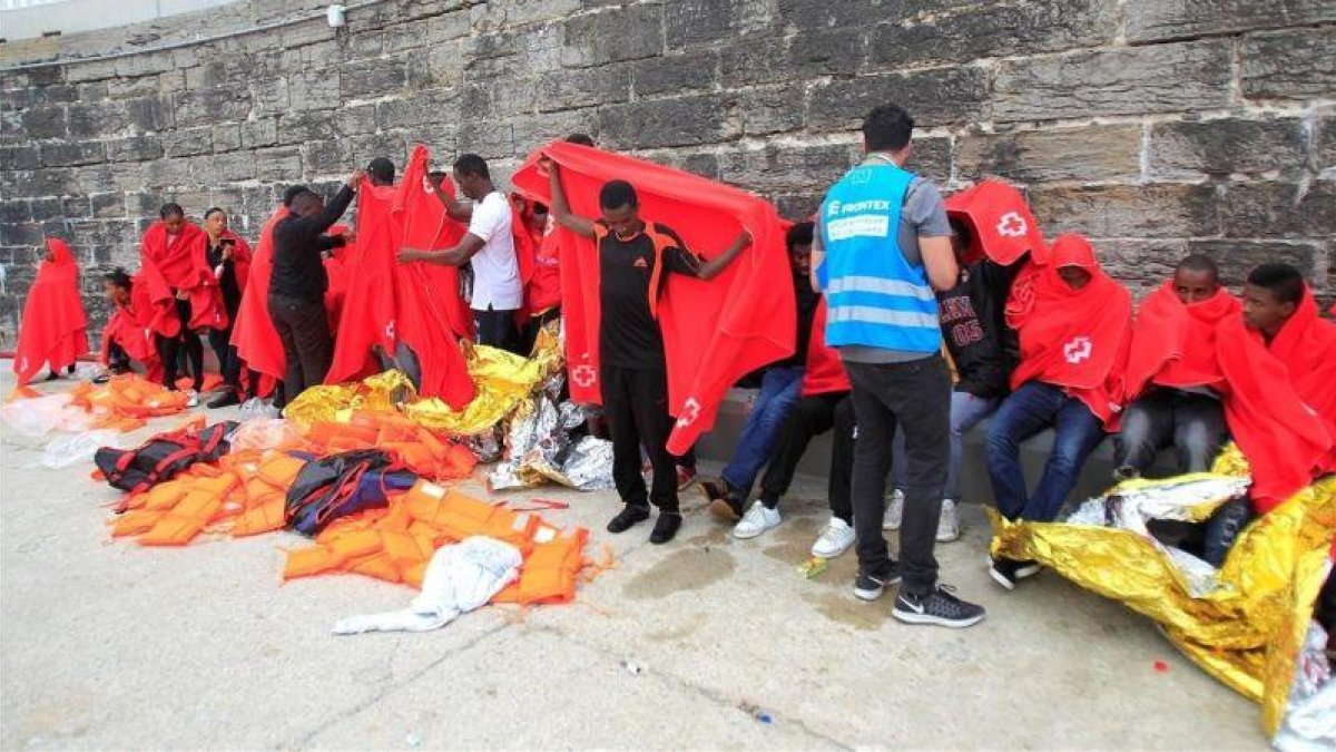 Inmigrantes rescatados de una patera, en el puerto de Tarifa (Cádiz), el viernes.