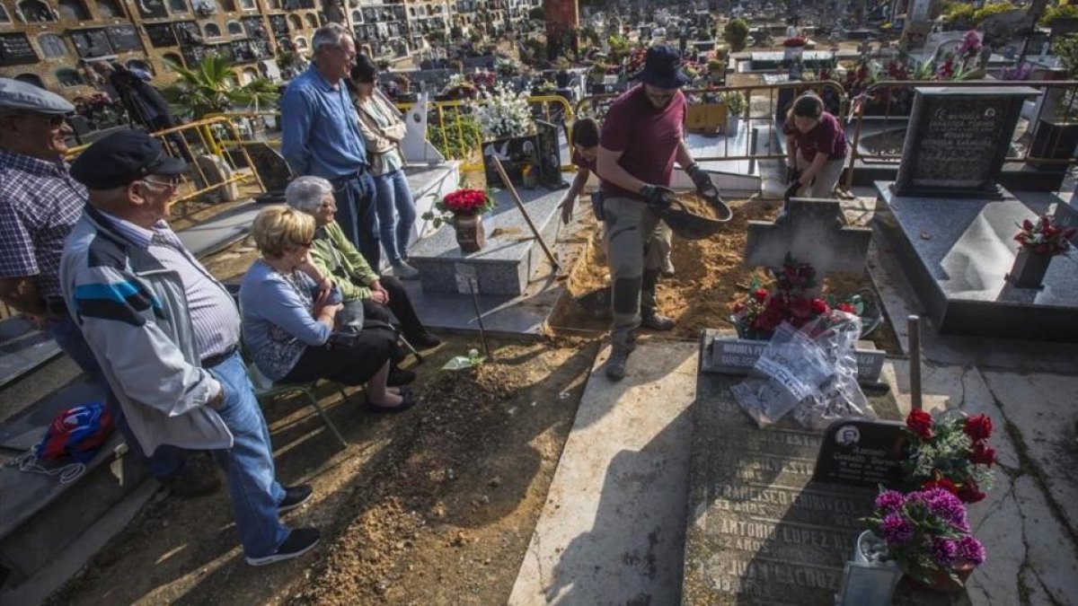Varios familiares de represaliados franquistas asisten al inicio de los trabajos de exhumación de una fosa común en el cementerio de Paterna (Vàlencia).