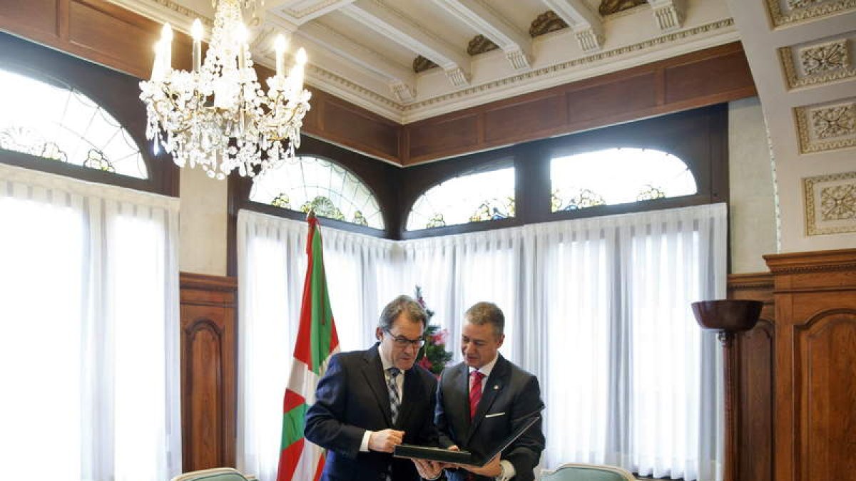 Mas y Urkullu momentos antes de la reunión que mantuvieron ayer en Vitoria.