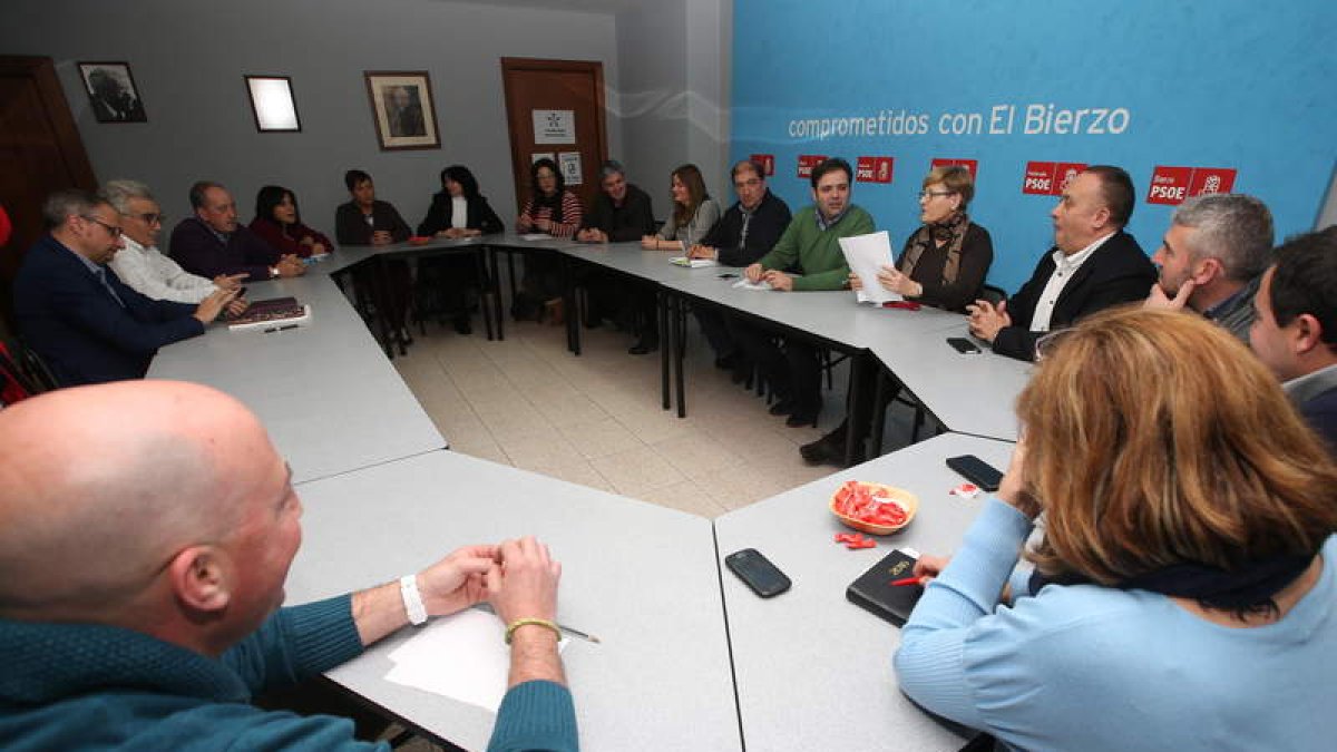 La sede del PSOE en Ponferrada acogió la reunión del Gabinete Parlamentario socialista. l. de la mata