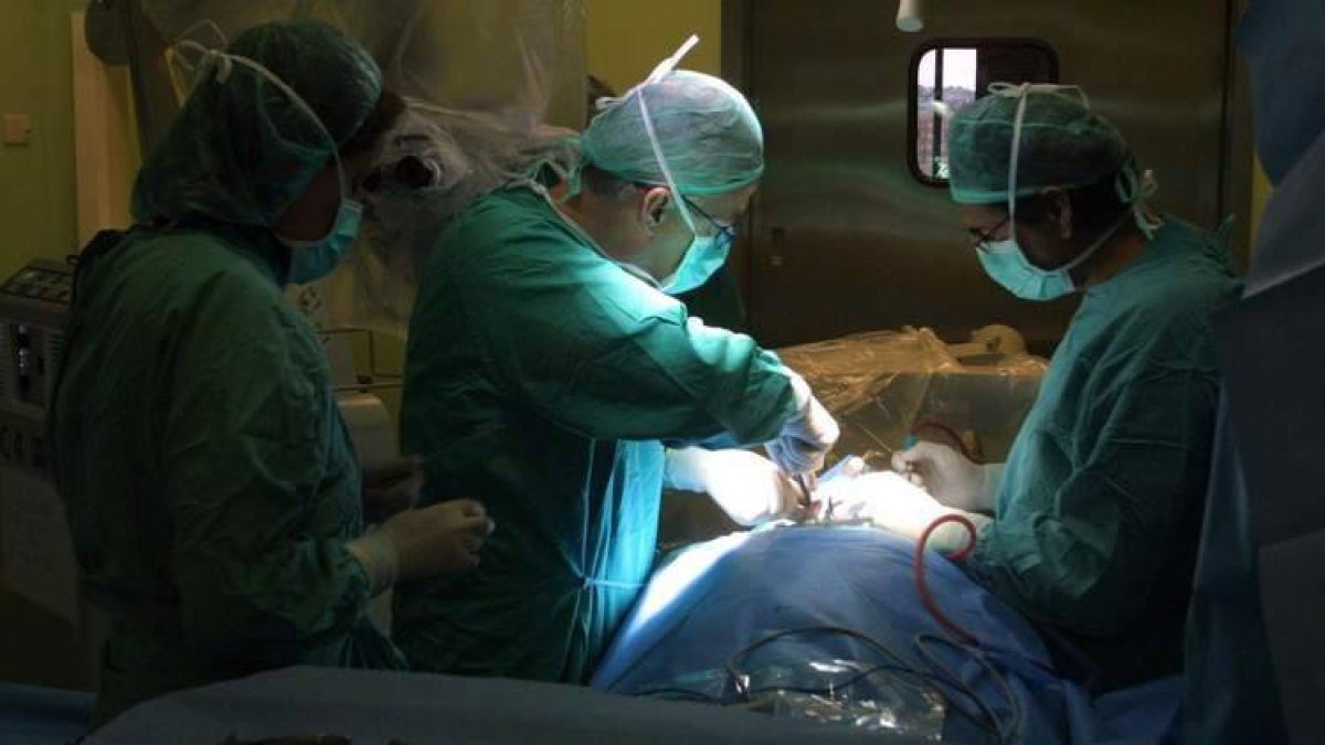 El plan de reducción de listas de espera quirúrgica permitirá pasar de las 17.450 operaciones anuales a las 18.300.