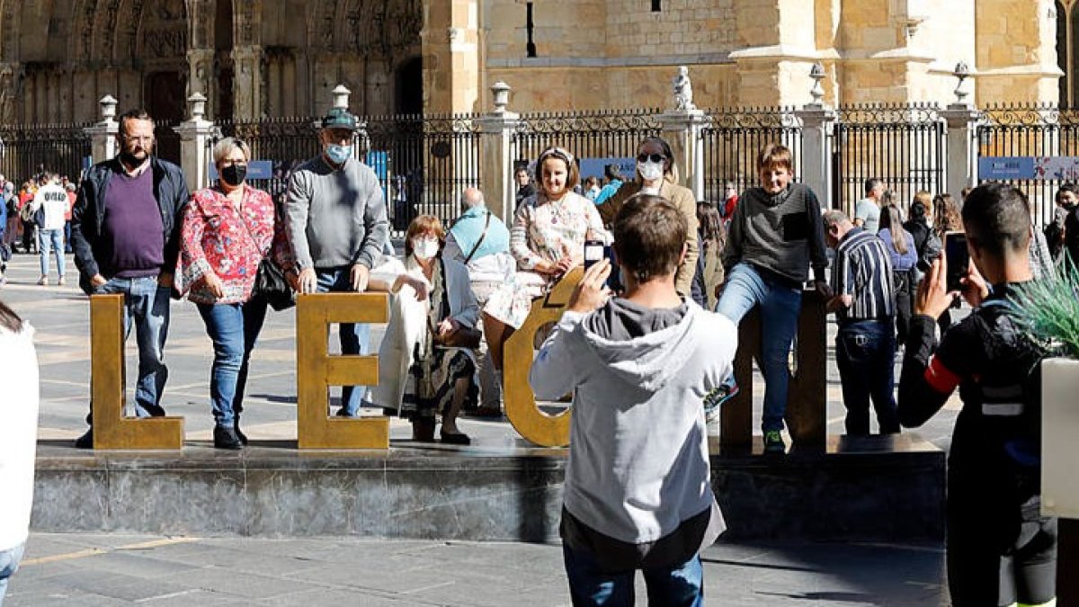 Turistas se hacen fotos junto a la Catedral. MARCIANO PÉREZ