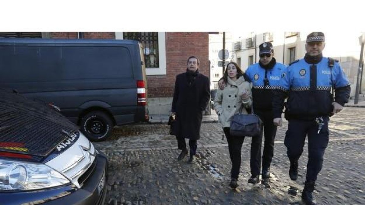 Raquel Gago con su abogado y los dos policías locales que la acompañaron ayer a la Audiencia Provincial