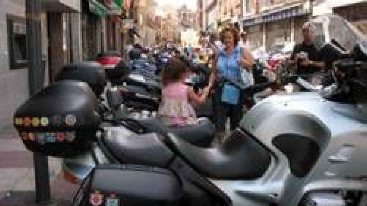 La Bañeza se convirtió este fin de semana, una vez más, en un gran aparcamiento de motocicletas