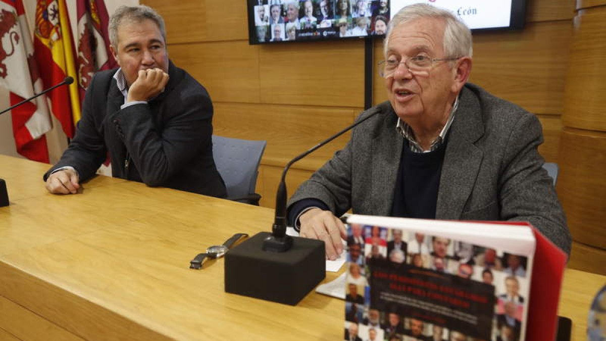 El director del Diario de León, Joaquín S. Torné, y el periodista Fernando Jáuregui durante la presentación del libro. RAMIRO