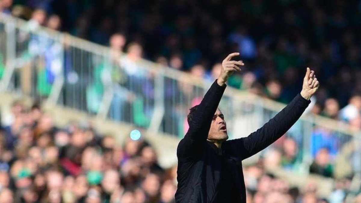 Luis Enrique gesticula durante el Betis-Barça en el Benito Villamarín.