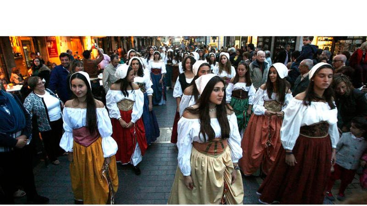 Momento del desfile de las Cien Doncellas seguido por cientos de leoneses, preludio de Las Cantaderas en el programa festivo de San Froilán.