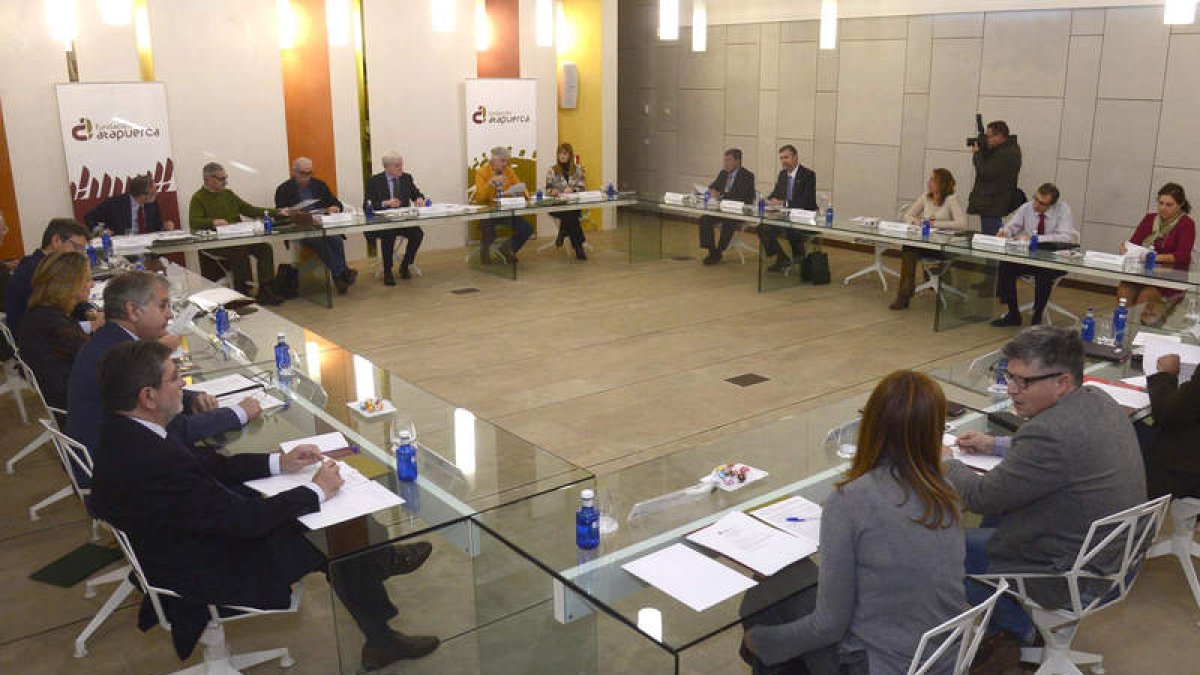 Participantes en la reunión del Patronato de la Fundación Atapuerca. SANTI OTERO