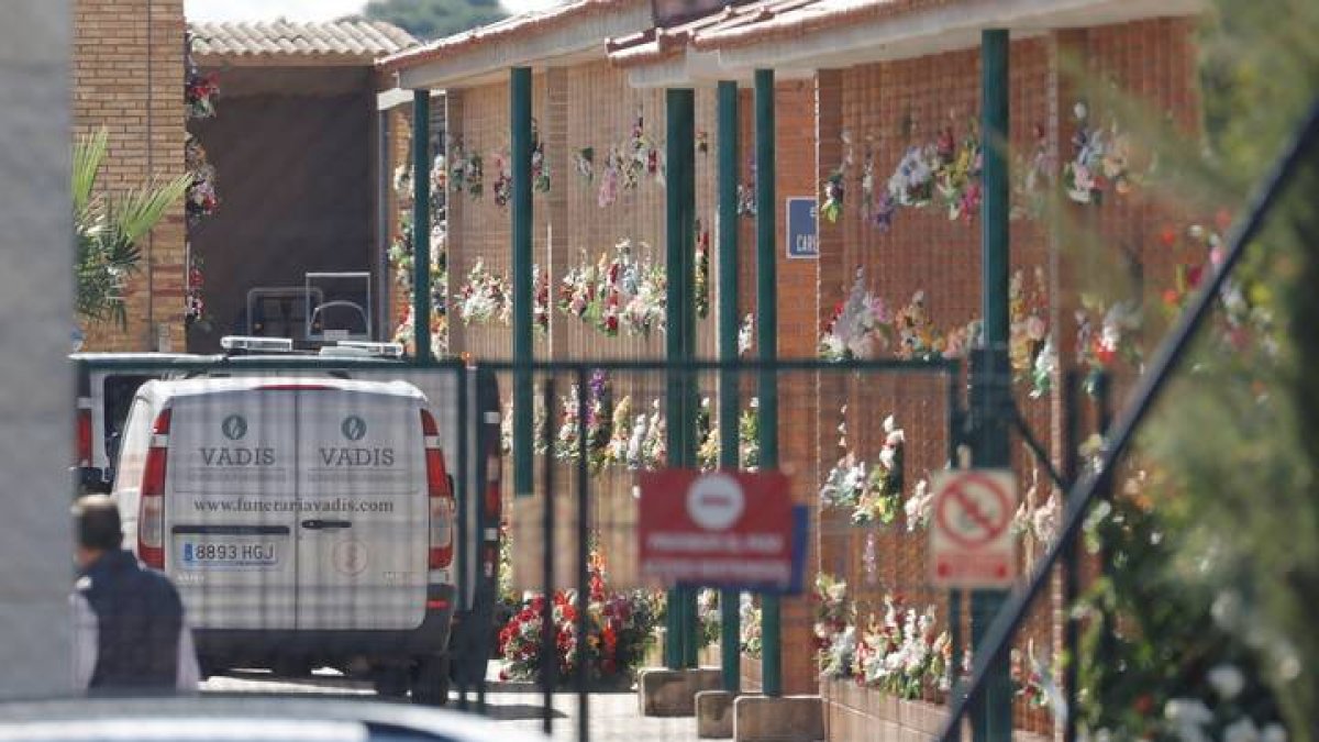 Dos personas han fallecido, una por una herida de bala y otra por infarto, y una tercera ha resultado herida en un tiroteo ocurrido en el cementerio de Torrent (Valencia). JUAN CARLOS CÁRDENAS
