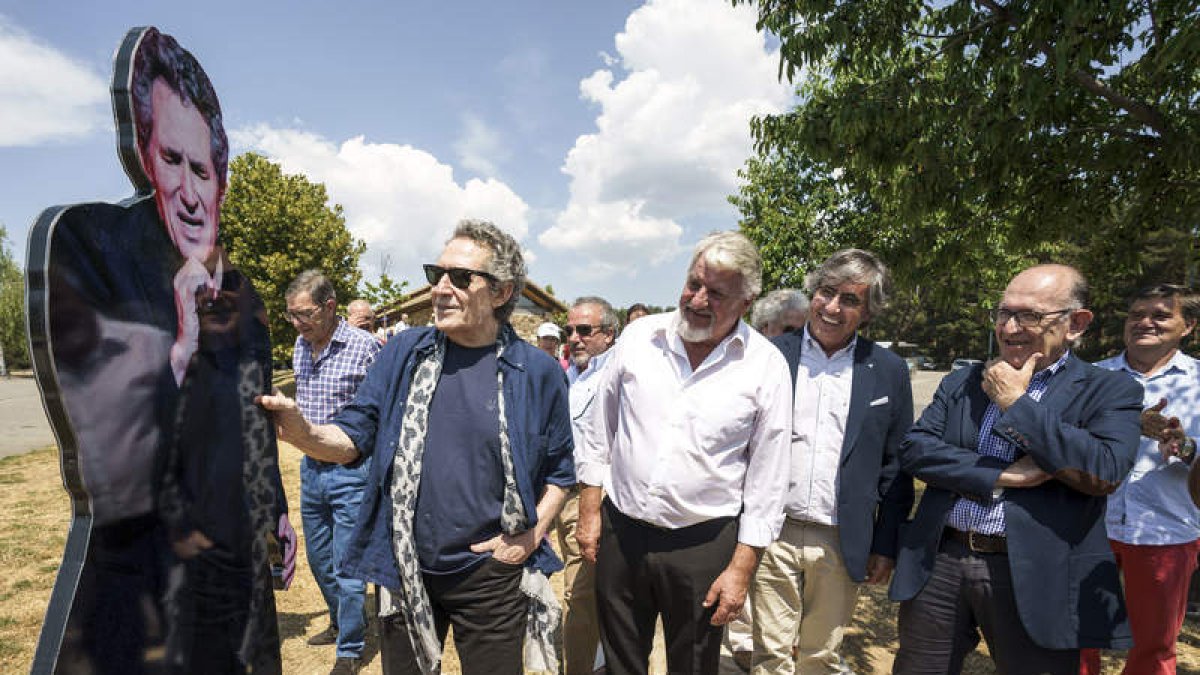 Miguel Ríos durante la inauguración de la senda. RAÚL SANCHIDRIÁN