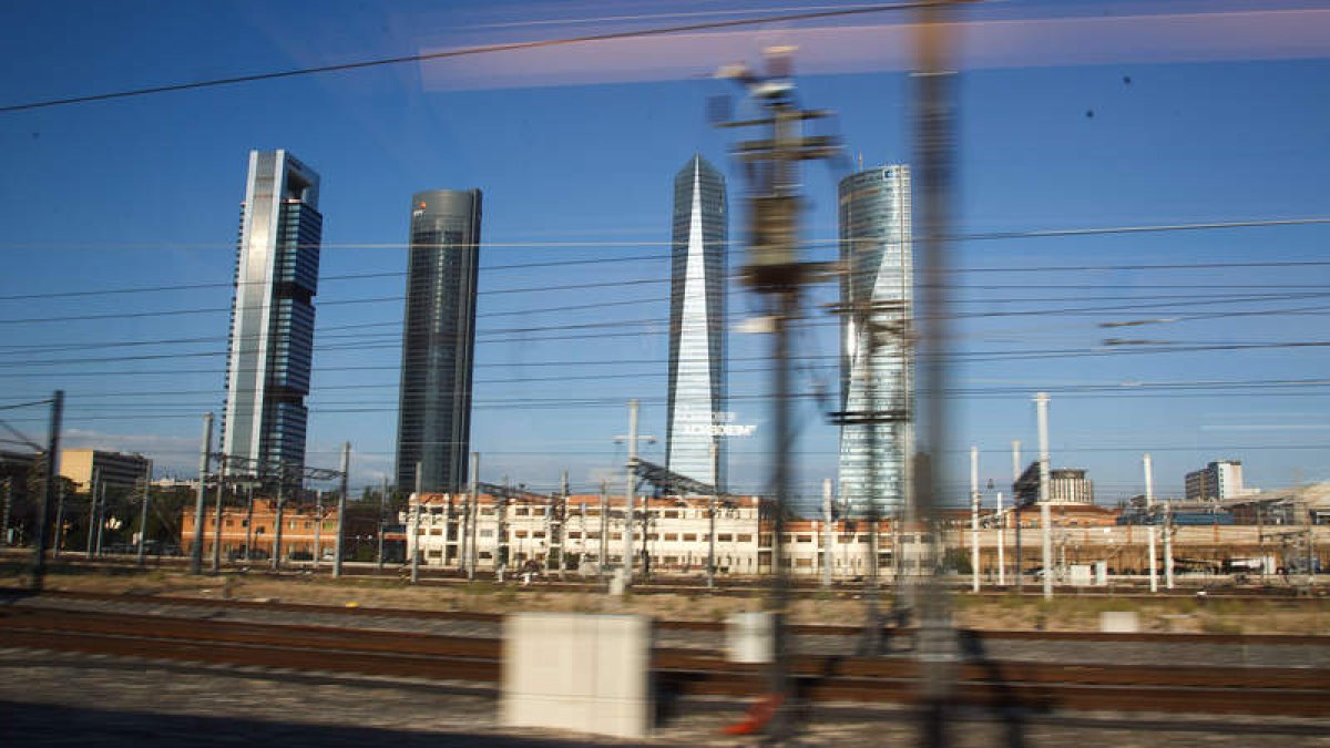 Entrada del AVE de León a la madrileña estación de Chamartín, desde donde saldrá el enlace al aeropuerto.