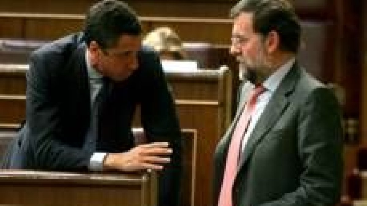 Eduardo Zaplana conversa con Mariano Rajoy antes de que éste intervenga en la sesión de control