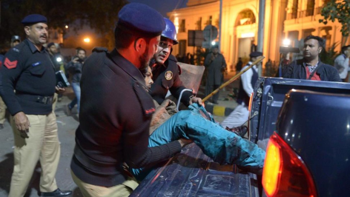 Policías paquistanís trasladan a un herido en el atentado.