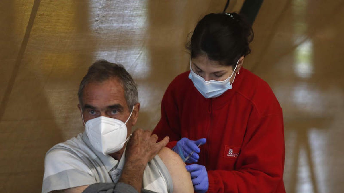 Una persona vacunada la semana pasada en el Palacio de Exposiciones. FERNANDO OTERO
