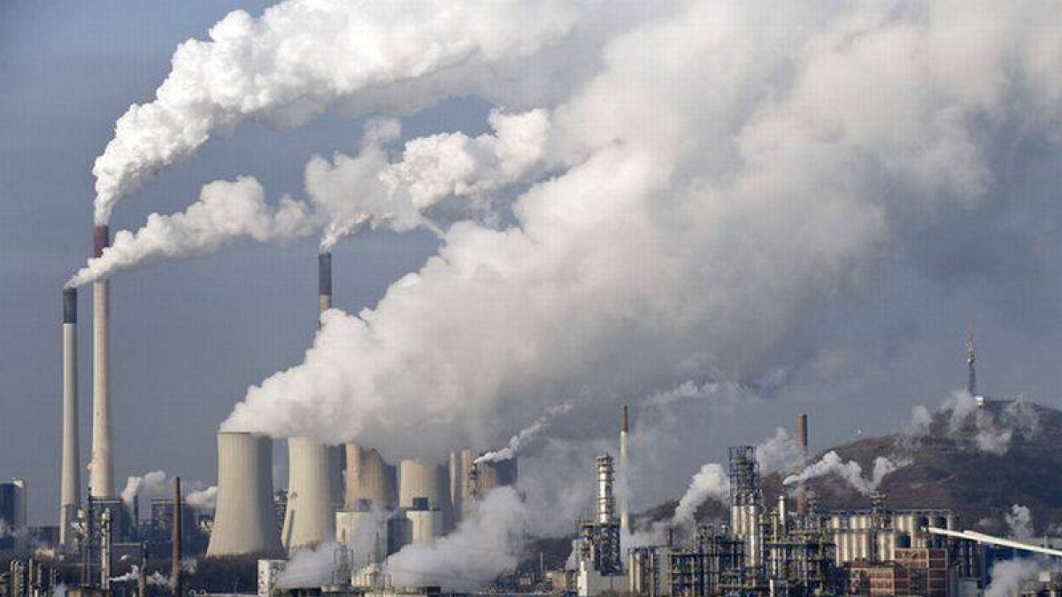 Columnas de humo se elevan por encima de un polígono industrial de Gelsenkirchen, en Alemania.