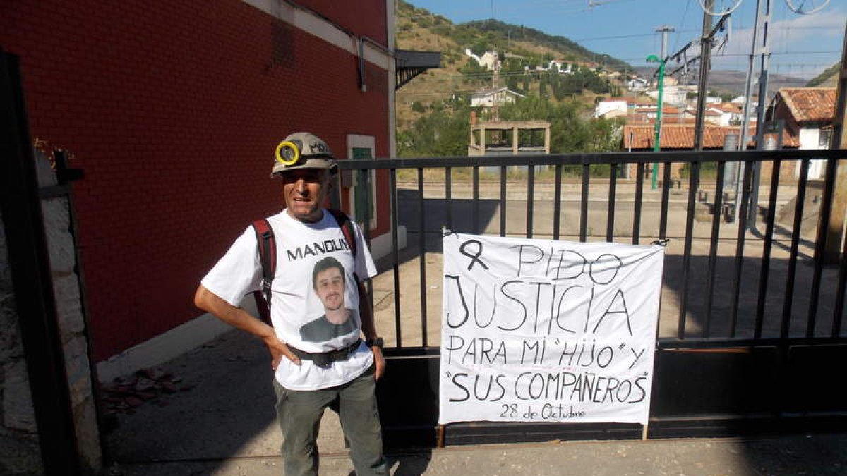 Moure colocó una pancarta ayer en las instalaciones de la empresa minera en Santa Lucía.