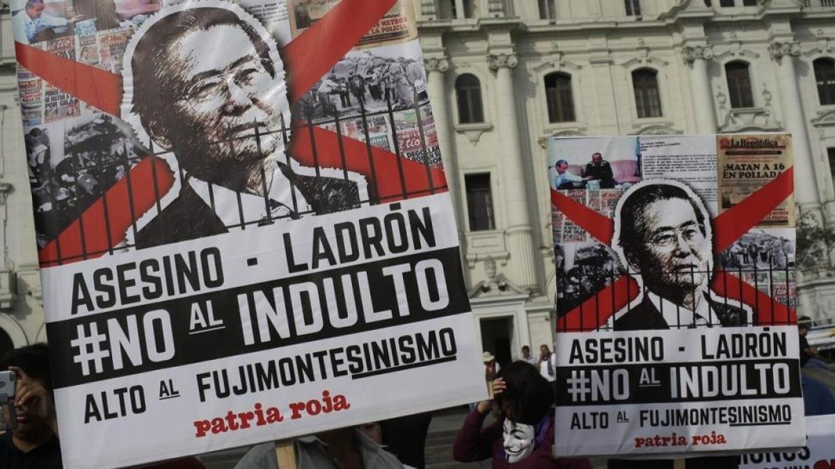 Manifestantes protestan en Lima la decisión del presidente Pedro Pablo Kuczynski de indultar al exmandatario Alberto Fujimori.