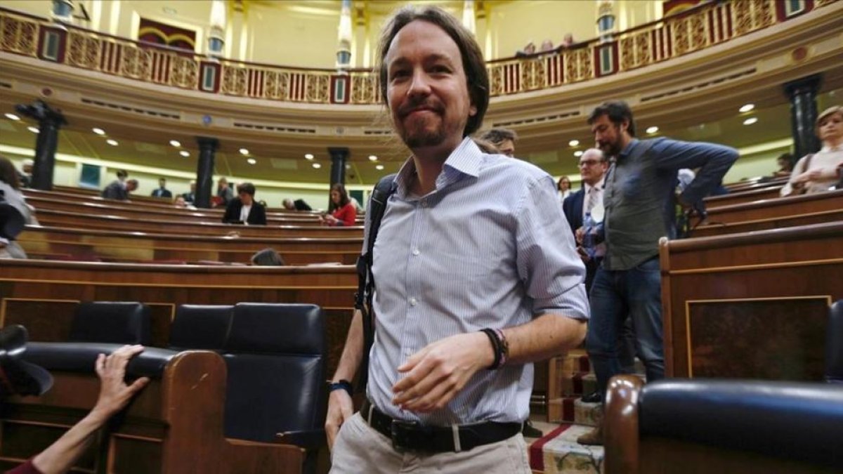 Pablo Iglesias abandona su escaño al final del pleno en el Congreso.