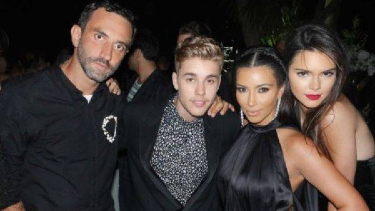 Riccardo Tisci junto a Justin Bieber, Kim Kardashian y Kendall Jenner.