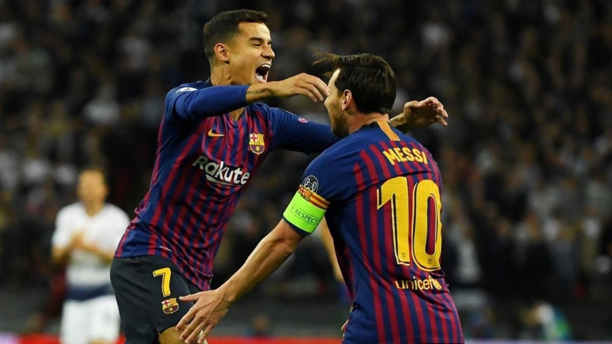 Coutinho y Messi se abrazan.