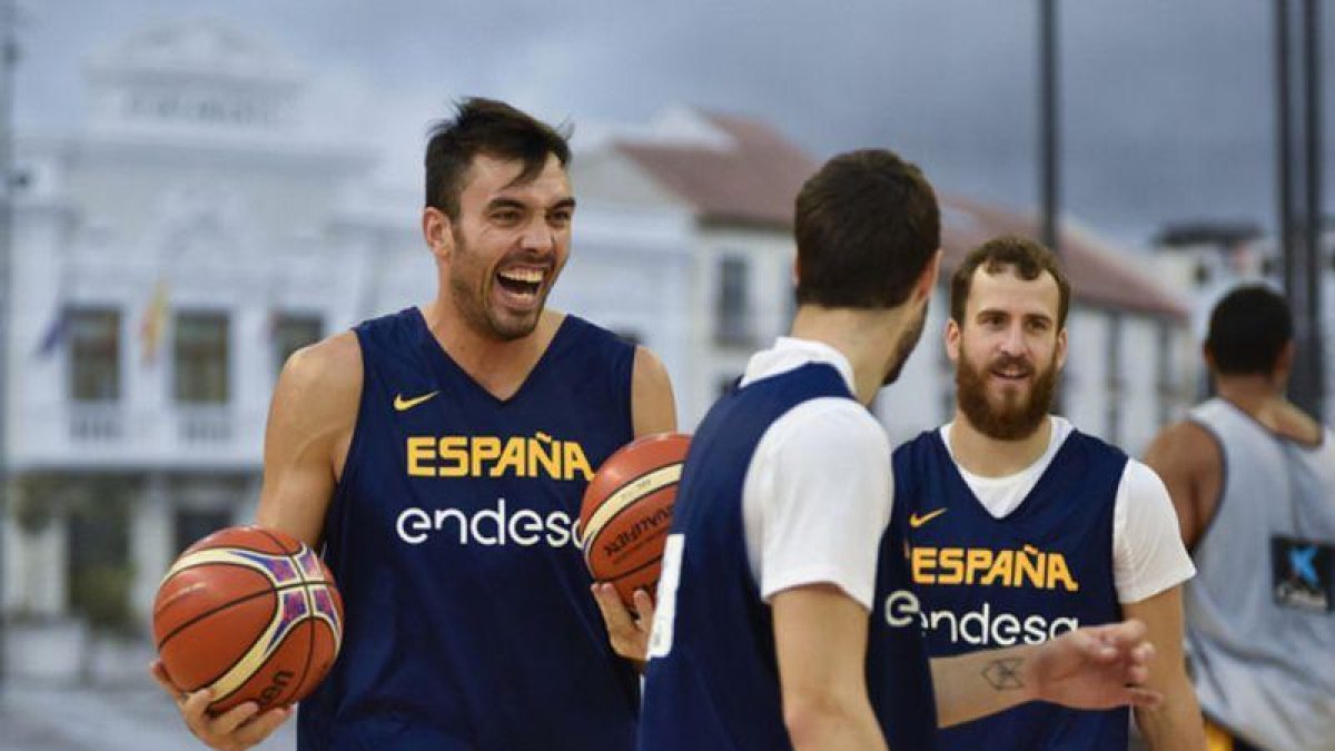 El azulgrana Oriola sonríe junto a Sergio Rodríguez, en un entrenamiento de esta semana