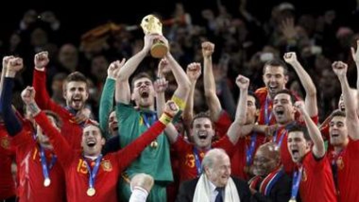 Casillas levanta el trofeo de campeones del mundo tras vencer por 1-0 a Holanda.