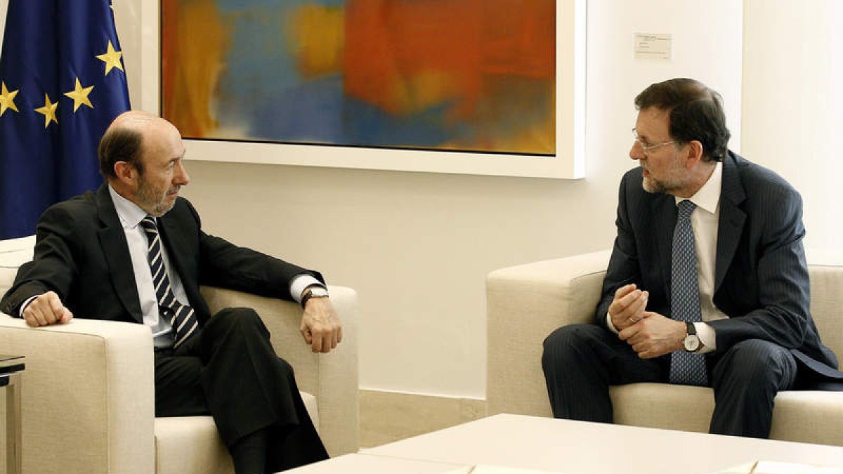 Rubalcaba y Rajoy en una de sus conversaciones, en una imagen de archivo.