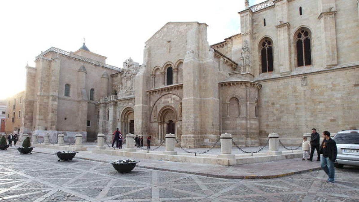 Imagen de la basílica de San Isidoro después de la rehabilitación integral de la fachada.