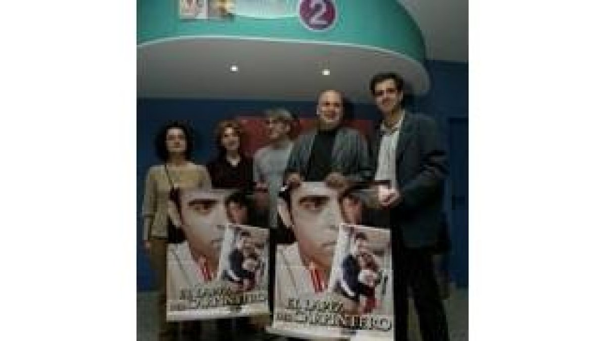 Antón Reixa, segundo por la derecha, ayer en los cines La Dehesa