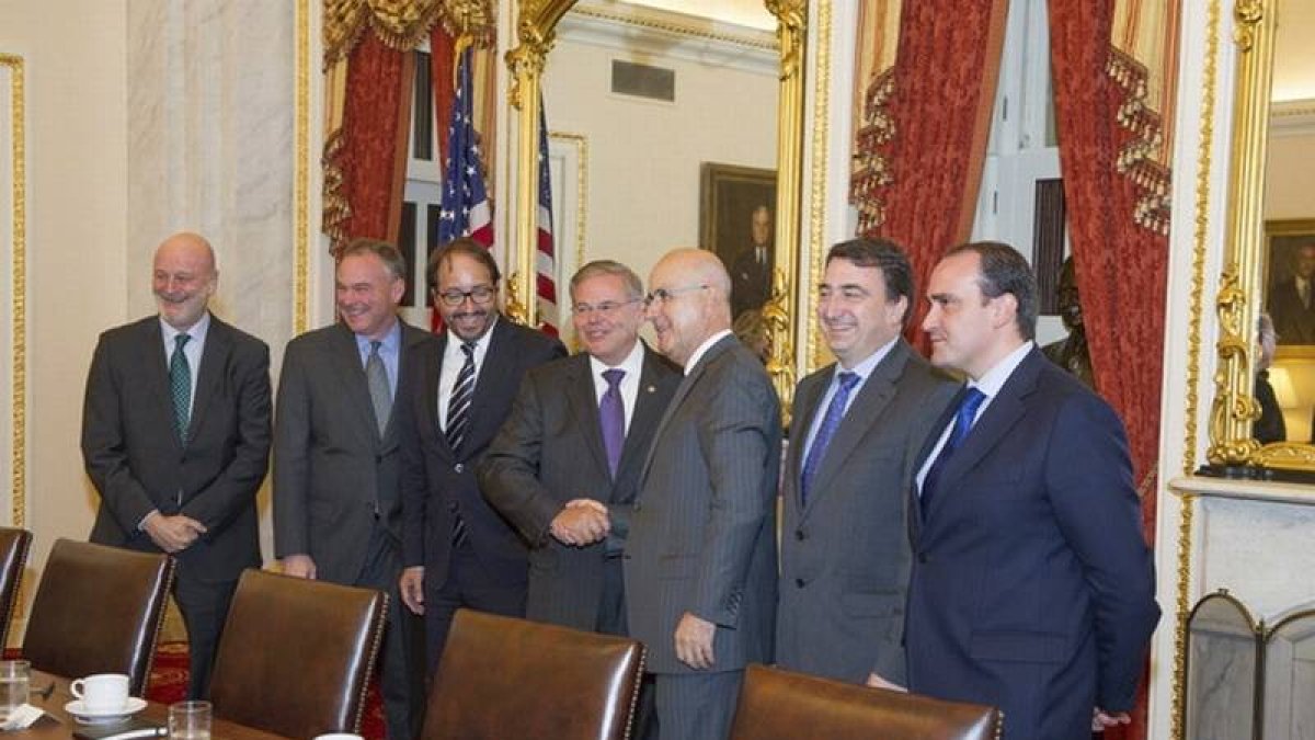 Duran Lleida saluda al presidente de la comisión de exteriores del Senado, Bob Menéndez, el miércoles en Washington.
