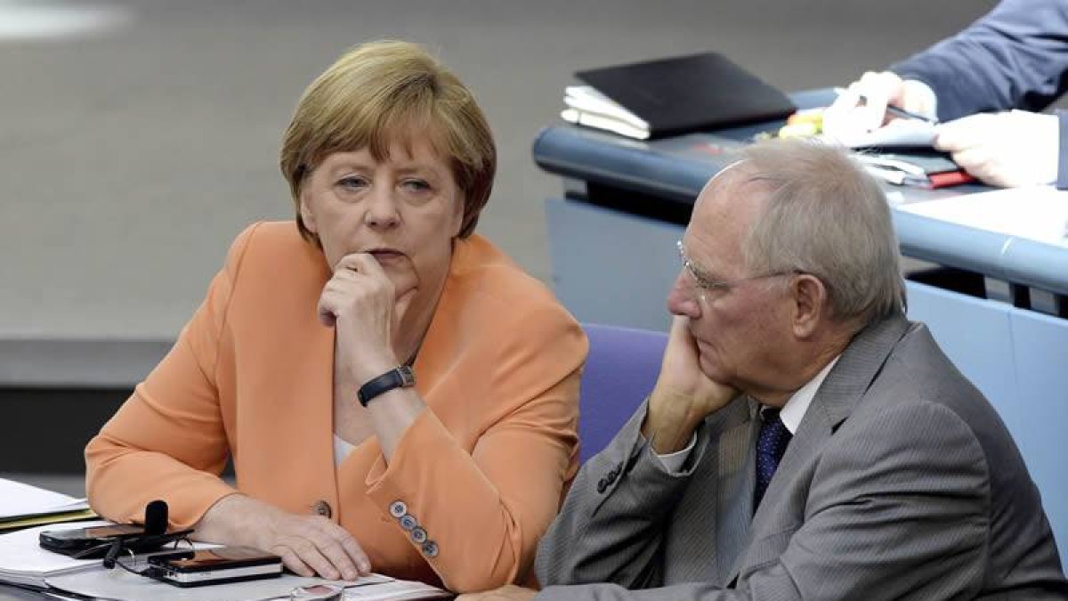 La canciller alemana Angela Merkel conversa con el ministro de Finanzas alemán, Wolfgang Schäuble.