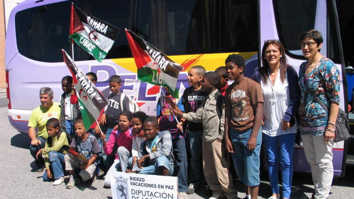 Los pequeños saharuis, con algunos de los padres y miembros de la asociación.