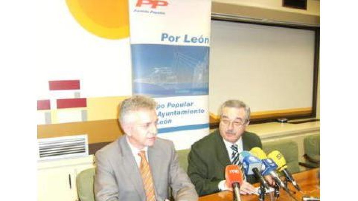 Julio Cayón y Rafael Pérez-Cubero pidieron la dimisión del alcalde