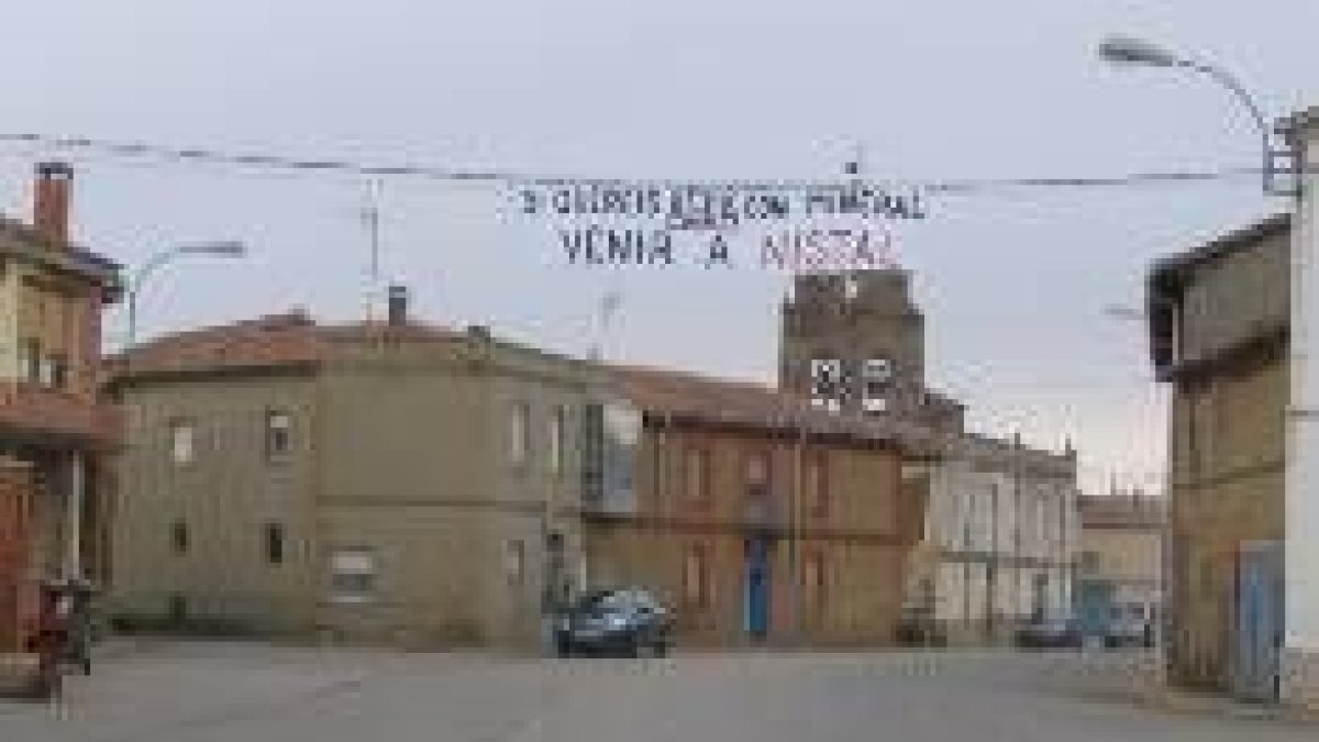 Una pancarta colocada por los vecinos de Nistal recuerda la persistencia de este problema