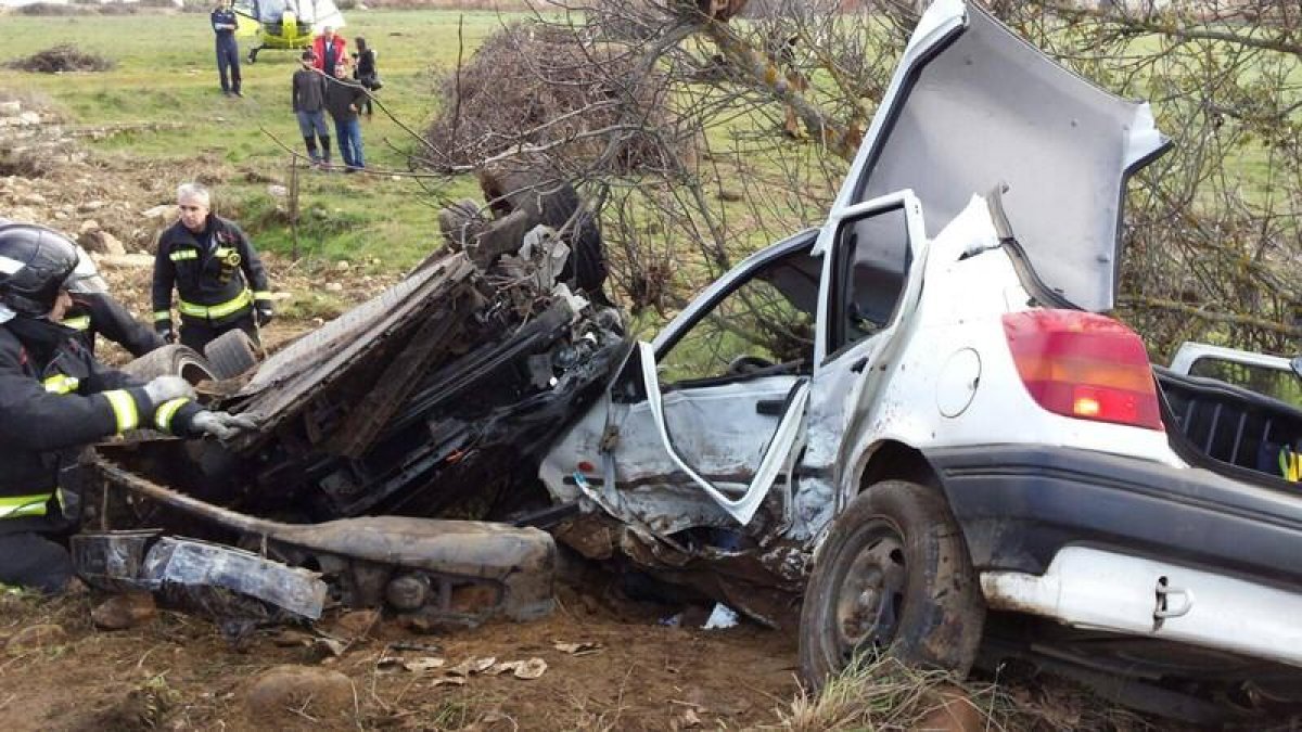 Accidente en Castrocontrigo, con tres herido, uno grave, que fueron trasladados al Hospital de León en helicóptero del Sacuyl