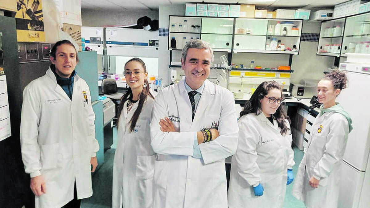 El profesor Rodríguez Lázaro, con una parte de  su equipo de investigadores. dl