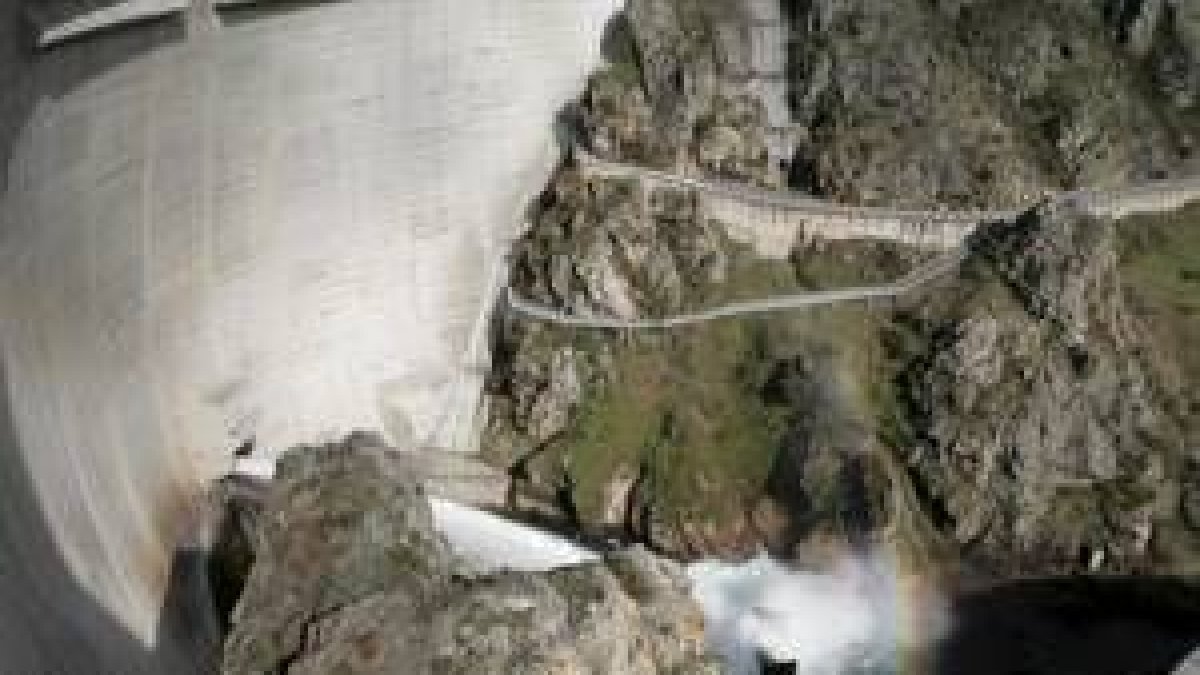 Muro de presa del pantano leonés de Riaño con el desagüe de las turbinas en primer plano