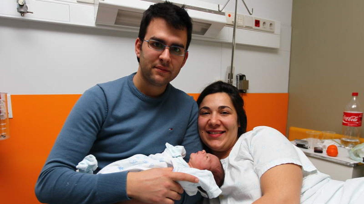 Javier sujeta a su hijo, Joaquim, junto a su madre Noelia.
