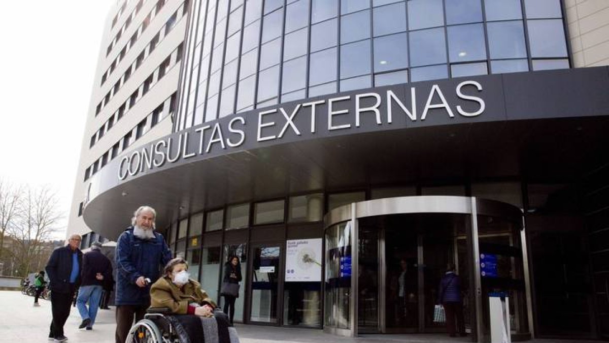 Una mujer con mascarilla en el Hospital Universitario de Álava en Vitoria. DAVID AGUILAR