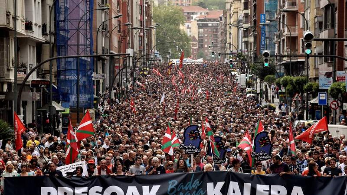 Miles de personas secundaron ayer la manifestación por los derechos de los presos de ETA celebrada en Bilbao. MIGUEL TOÑA