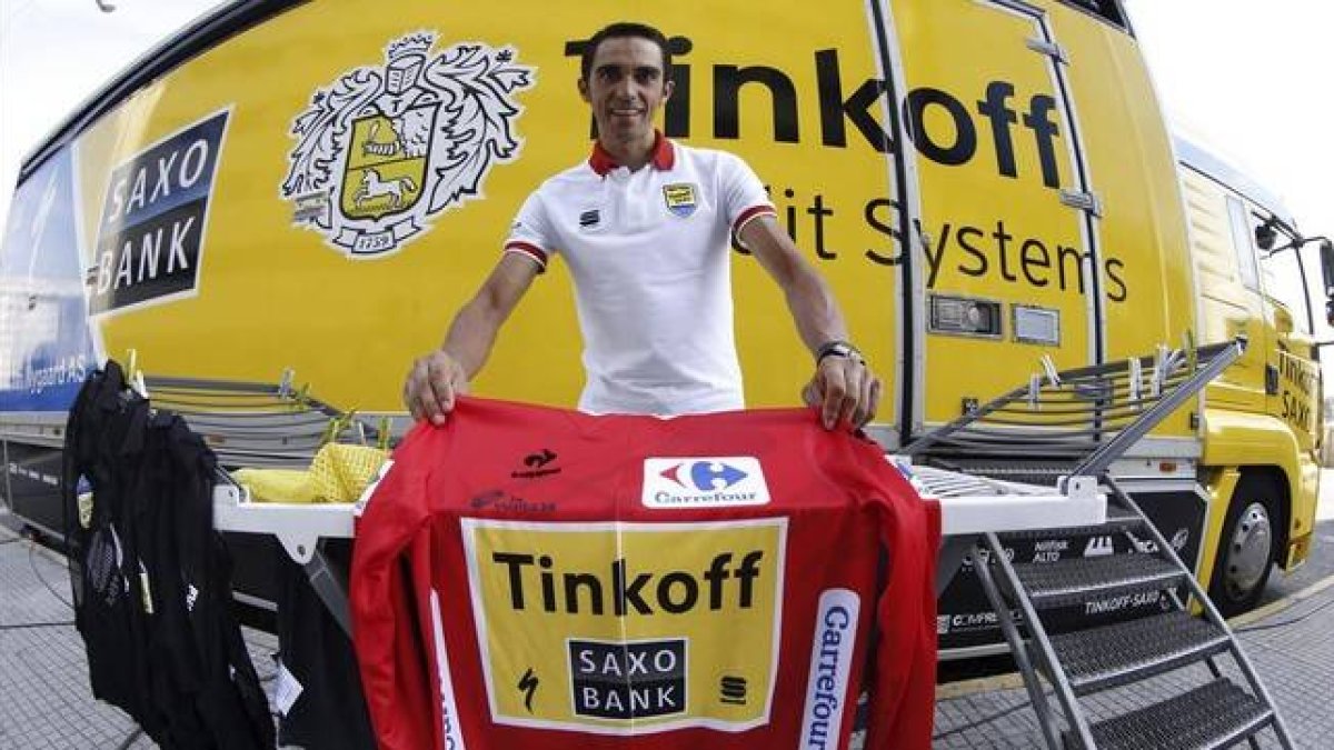 Alberto Contador posa con el maillot rojo de líder de la Vuelta a España en la jornada de descanso.