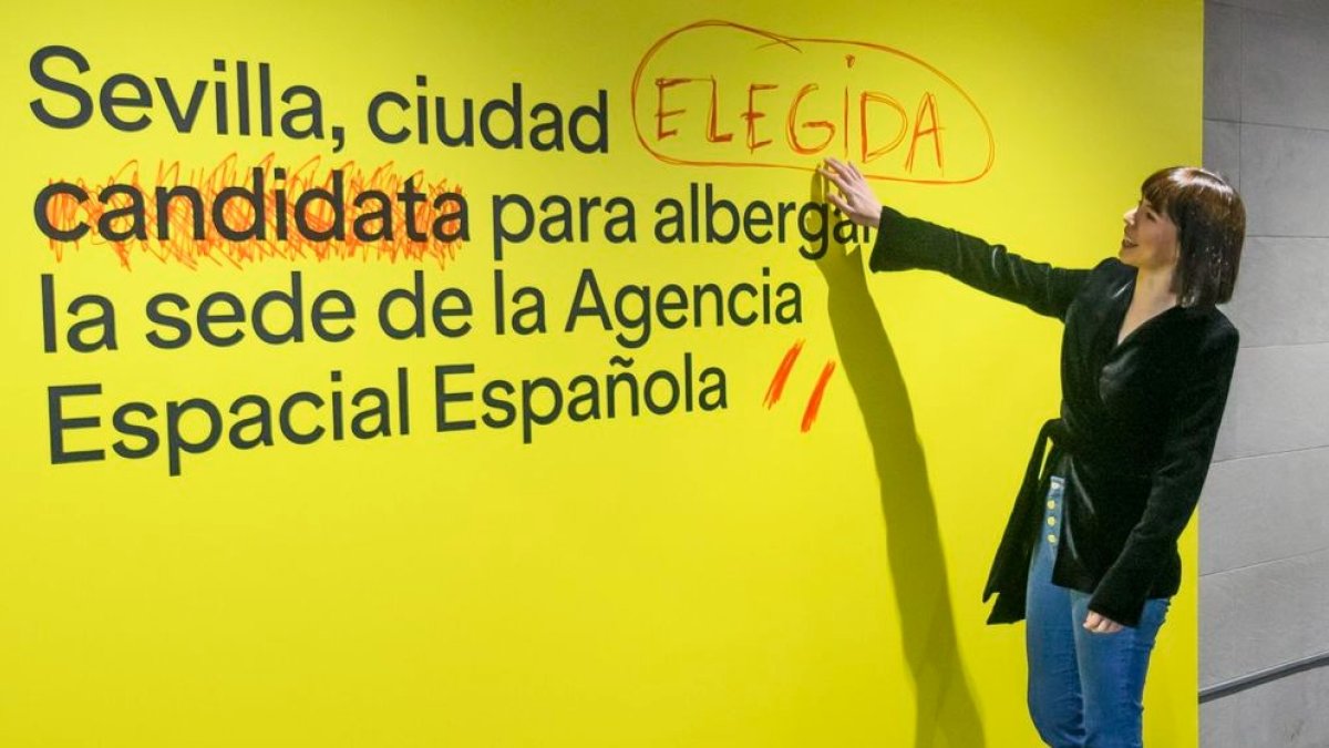 La ministra Diana Morant ante un letrero que confirma a Sevilla como sede de la agencia. DL