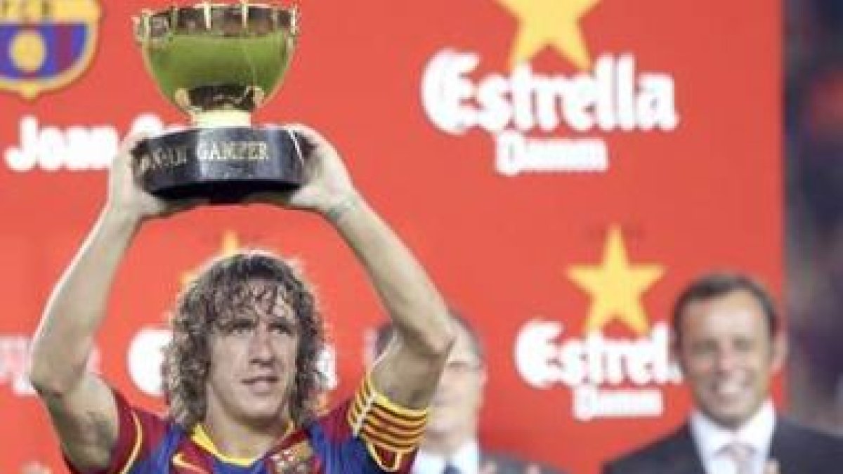 El capitán del Barcelona, Carles Puyol, levanta el trofeo Joan Gamper.