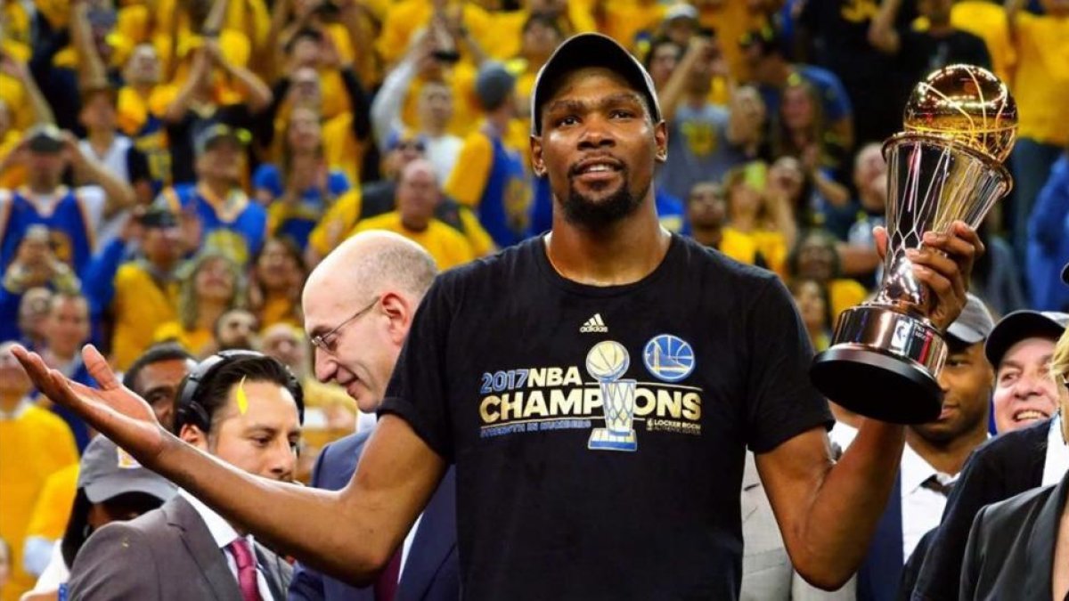 Kevin Durant, con el trofeo de MVP de la final de la NBA.