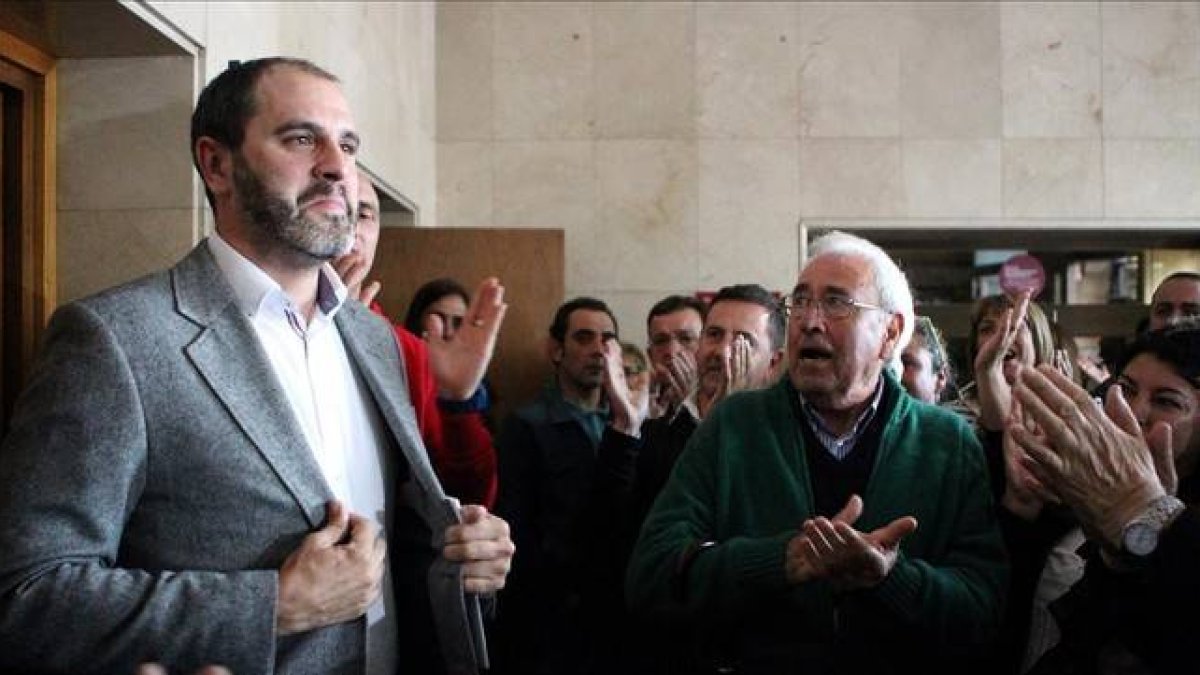 El alcalde de Sestao, Iosu Bergara, ante un grupo de vecinos, este jueves.